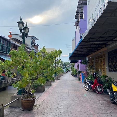 Bangkok Neighborhood Hostel Bagian luar foto